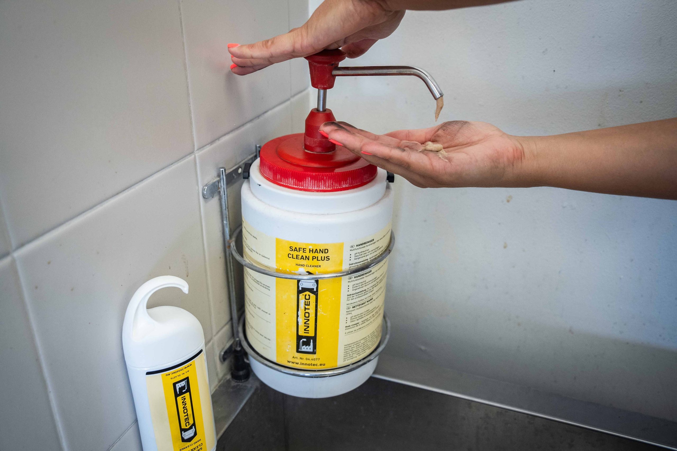 Safe Hand Clean Plus, Dispenser für 3 Liter Gebinde – Bild 3